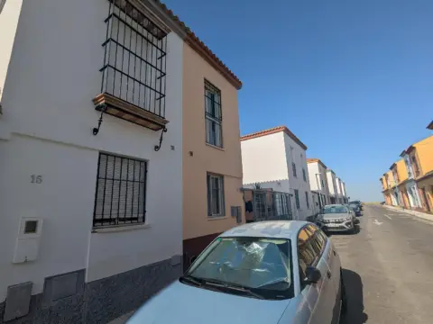 Chalet pareado en calle de Batea, 17